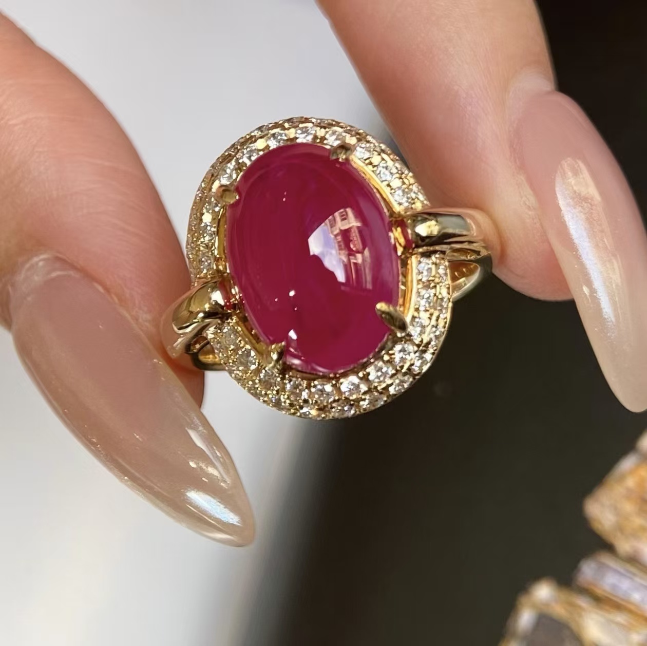 18K金钻石镶嵌缅甸素面红宝石戒指 主石8.19克拉 水润透亮贵气感