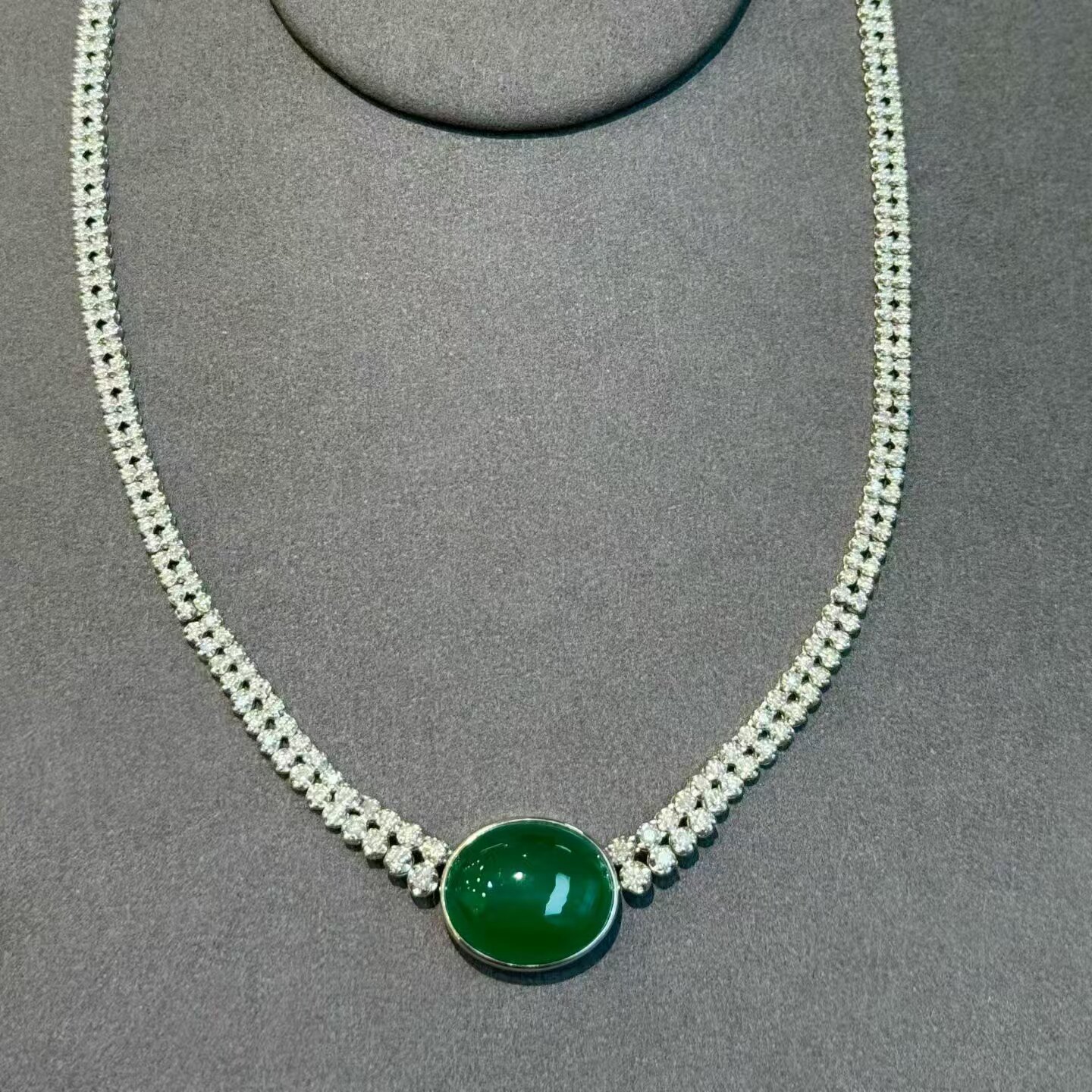 18K金钻石镶嵌 鸽子蛋祖母绿项链 主石19.58克拉 微油vivid green