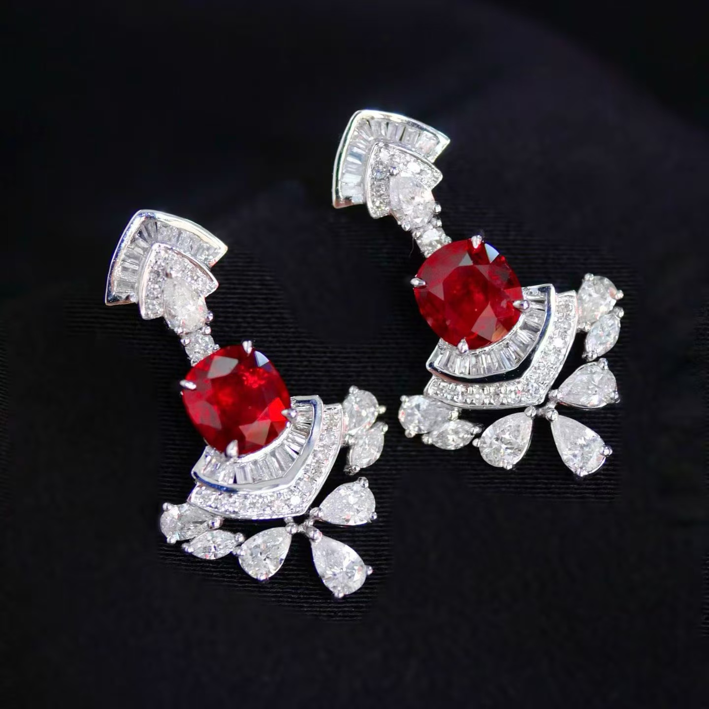 18K金钻石镶嵌 无烧鸽血红宝石耳环 主石2克拉 吉尔德证书