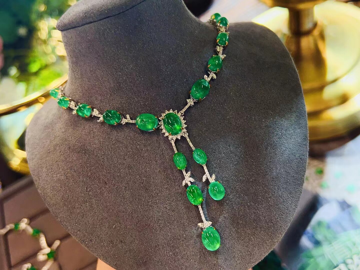 18k金镶嵌 荧光体素面祖母绿项链 主石15.2克拉 款式奢华高级大气