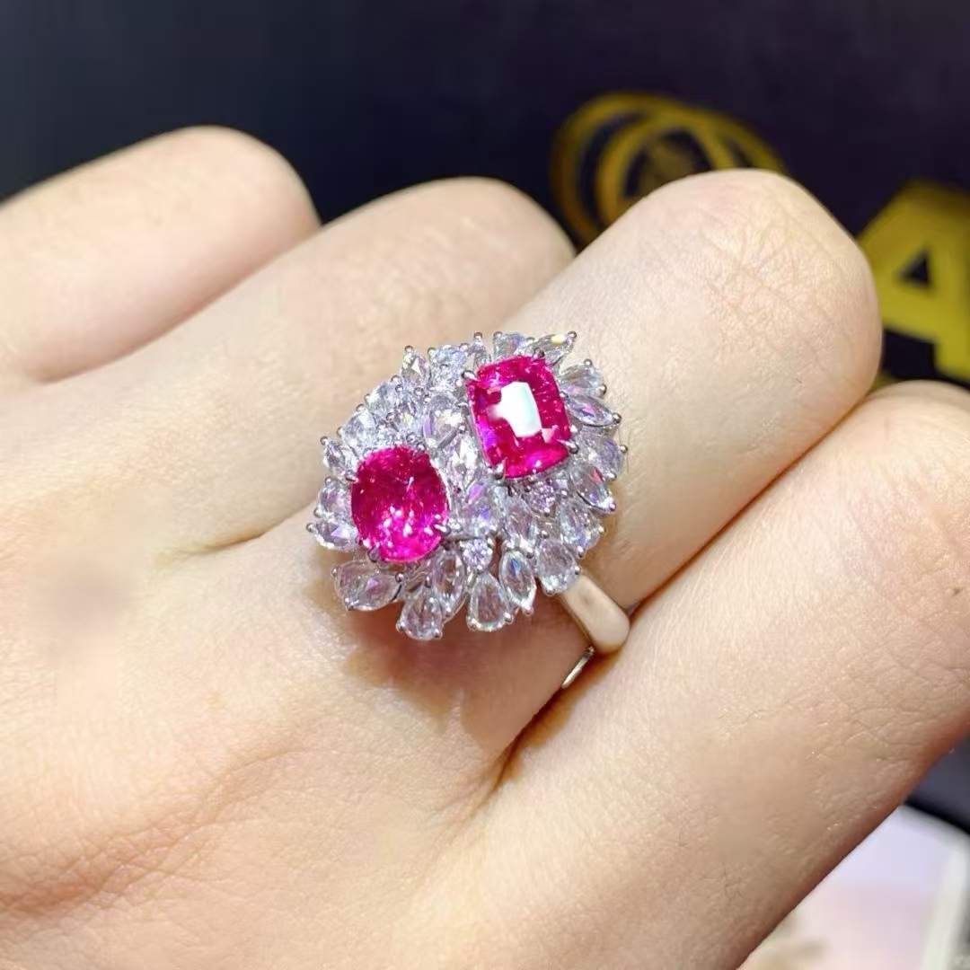 18K钻石镶嵌 马亨盖无烧尖晶石戒指 主石2.05克拉 强荧光颜色艳丽