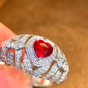 18K金钻石镶嵌 天然爱心红宝石戒指 主石0.645克拉 莫桑比克产地