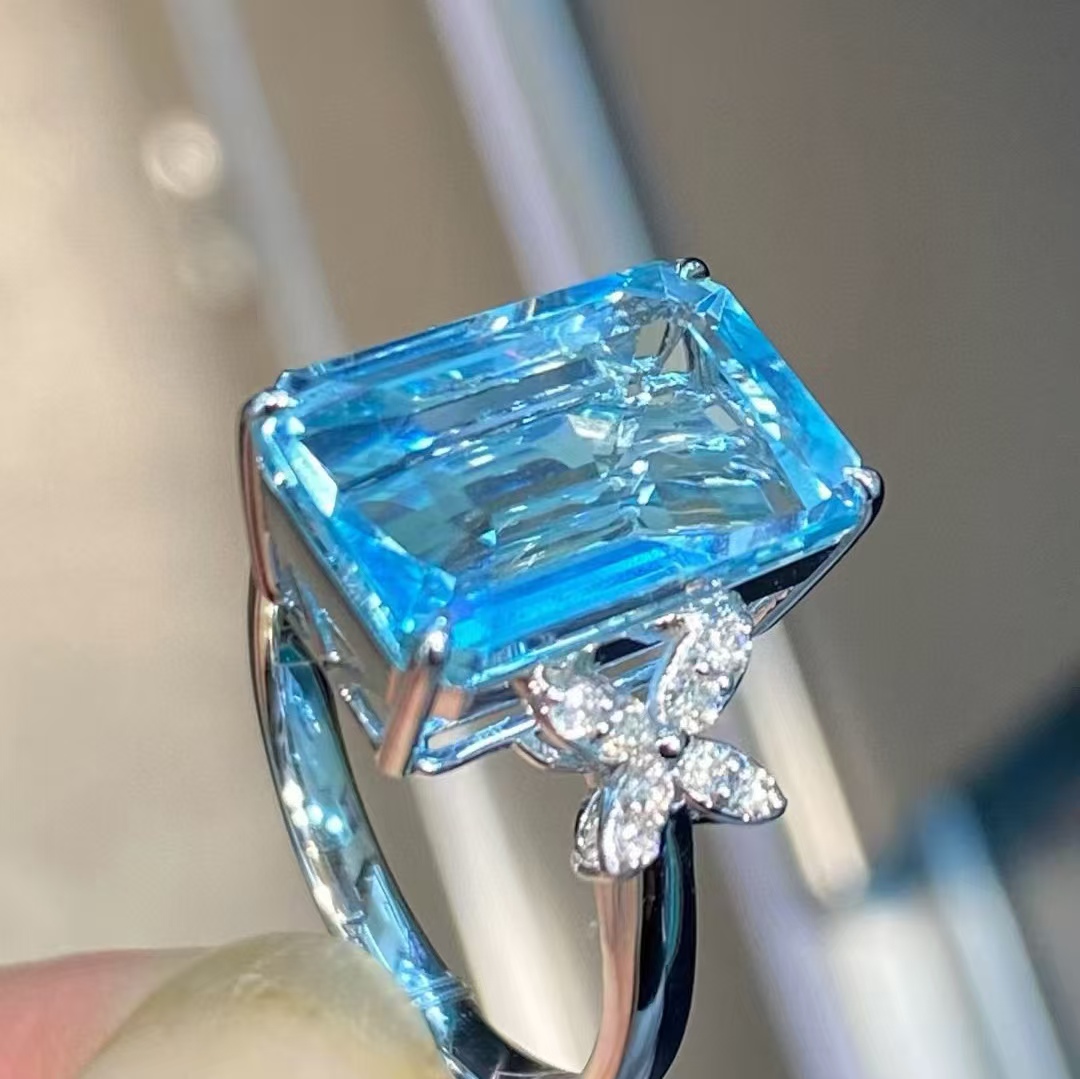 18K金钻石镶嵌 天然海蓝宝石戒指 主石7.59克拉 晶体干净梦幻纯洁