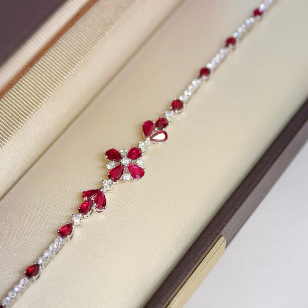 18K金钻石镶嵌 天然无烧鸽血红宝石手链 主石3.8克拉 颜色火辣