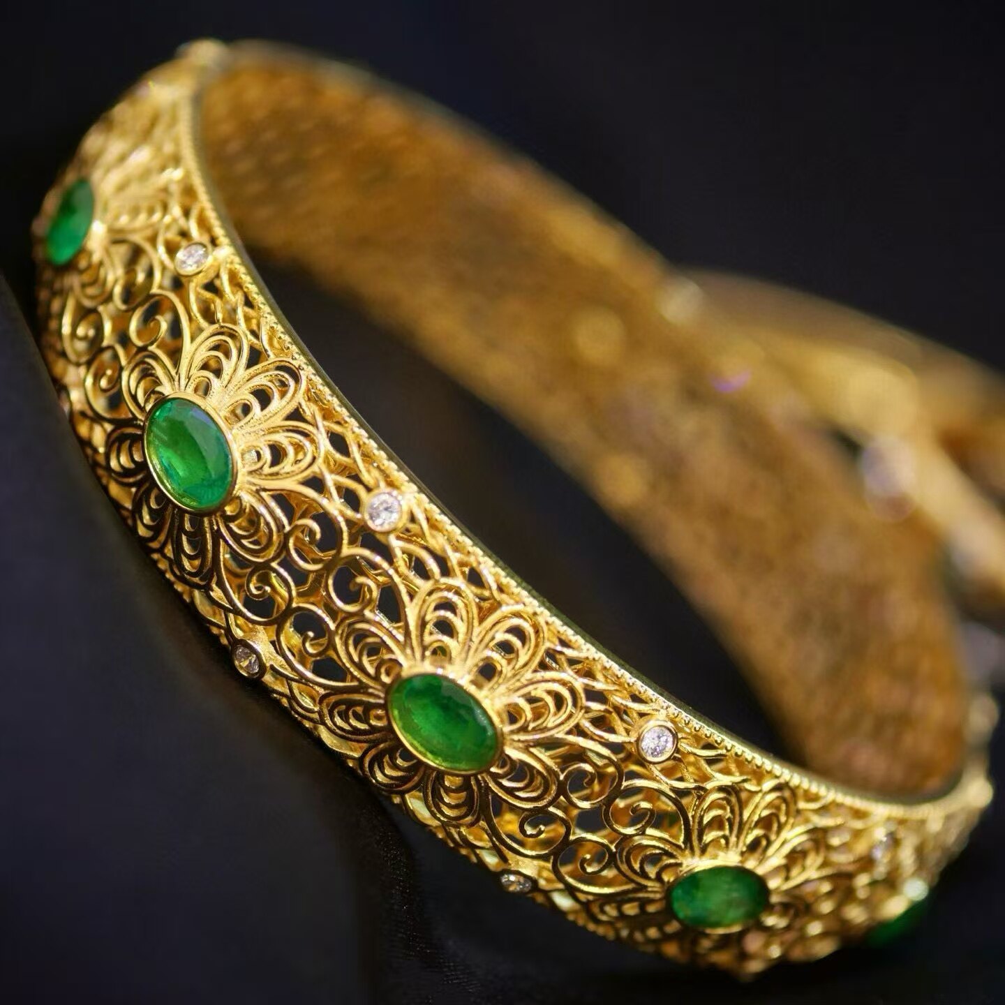 18K金钻石镶嵌 天然祖母绿手镯 主石4.25克拉 精致厚重高贵又复古