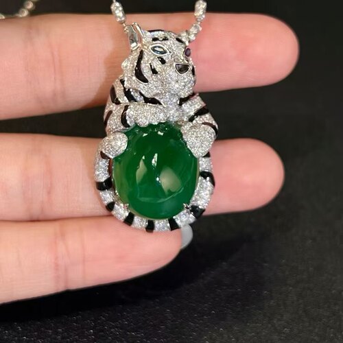 18K金钻石镶嵌天然素面祖母绿吊坠 主石18.7克拉 霸气老虎设计款
