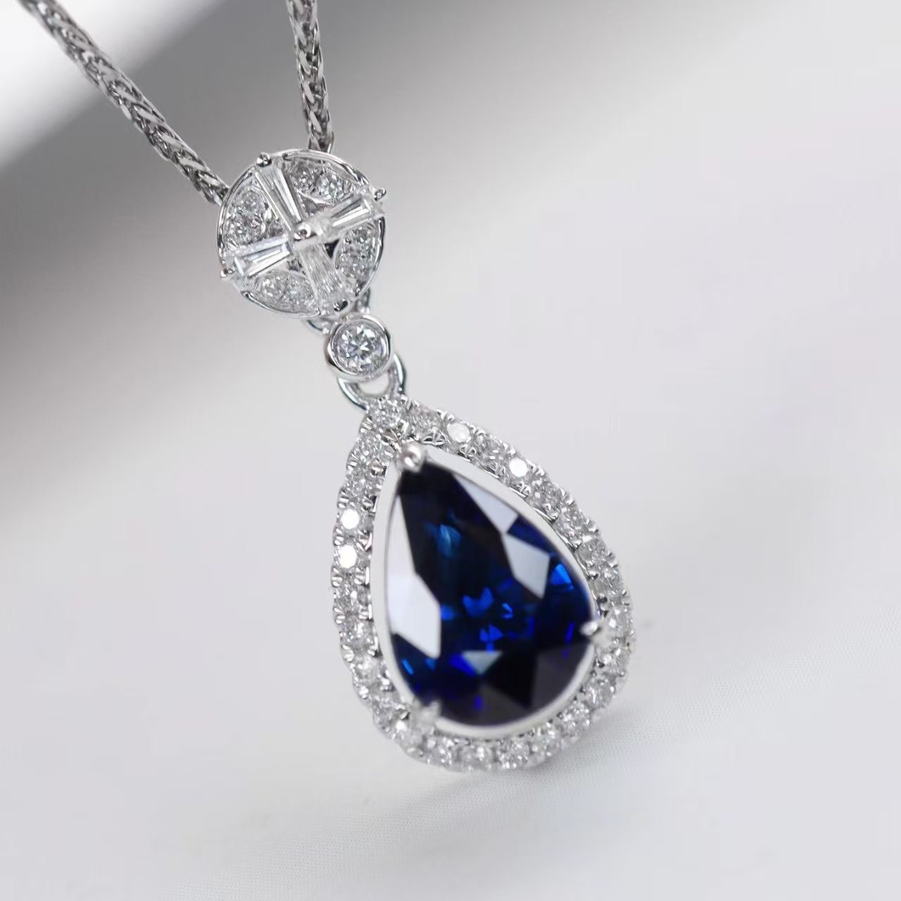 18K金钻石镶嵌 天然皇家蓝宝吊坠 主石1.3ct 晶体干净荧光好,珠宝/钻石/翡翠,颈饰,淘宝优惠券,粉丝福利购,淘宝优惠卷