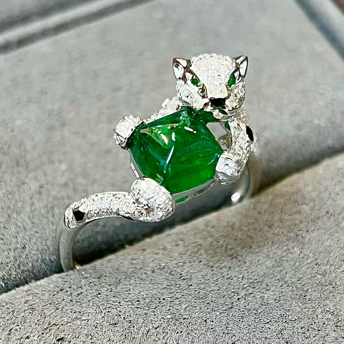 18K金钻石镶嵌 吉尔德斯瓦特沃顿绿祖母绿豹子戒指 主石1.88克拉