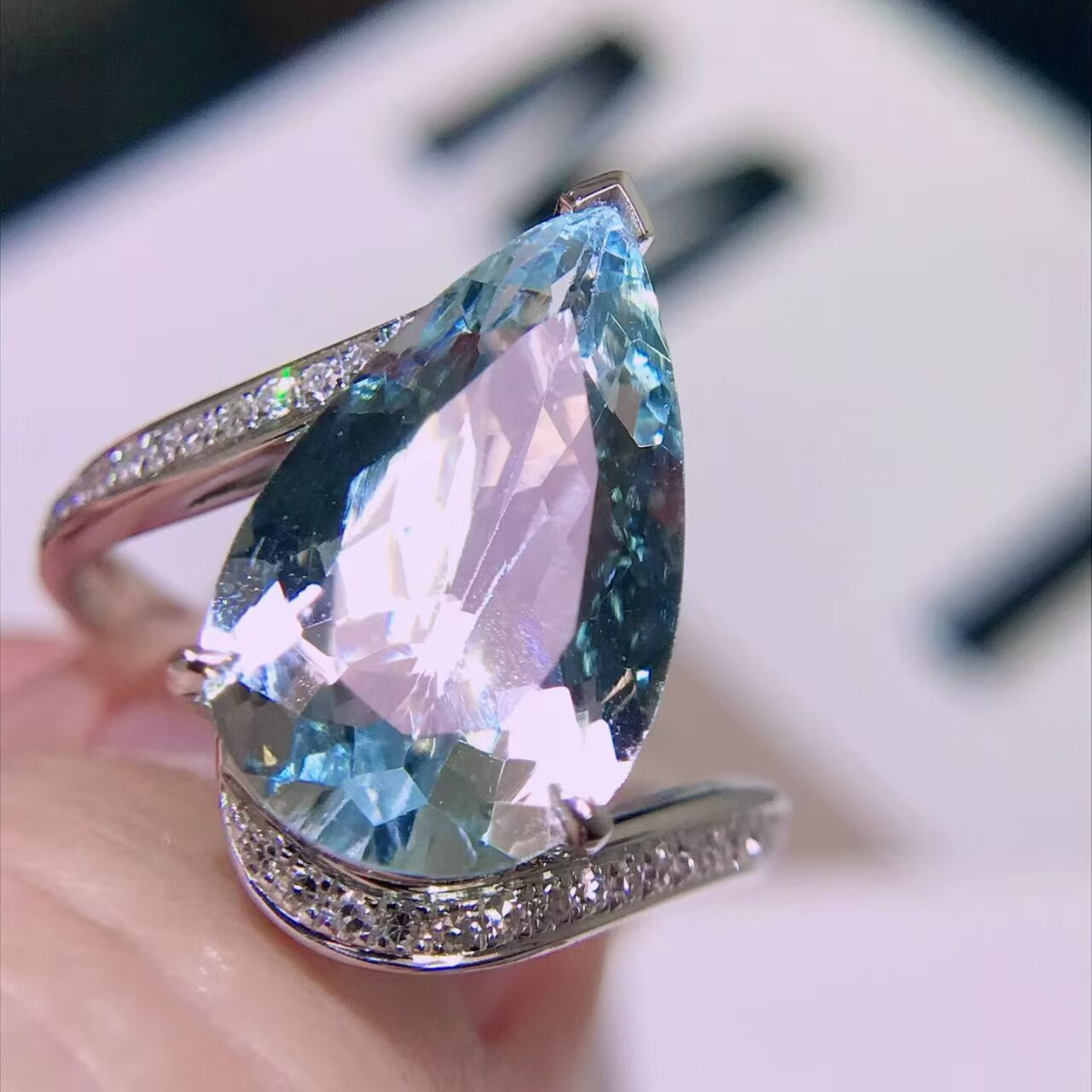 18K金钻石镶嵌 海蓝宝石戒指 主石3.1克拉 夏日清爽的一抹蓝