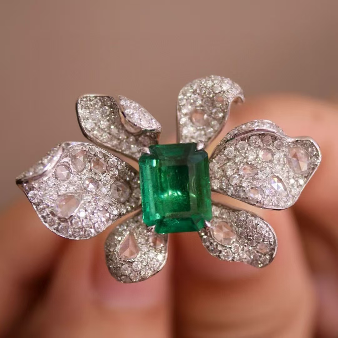 18K重金钻石镶嵌 天然祖母绿戒指 主石2.8克拉 晶体干净 设计抢眼