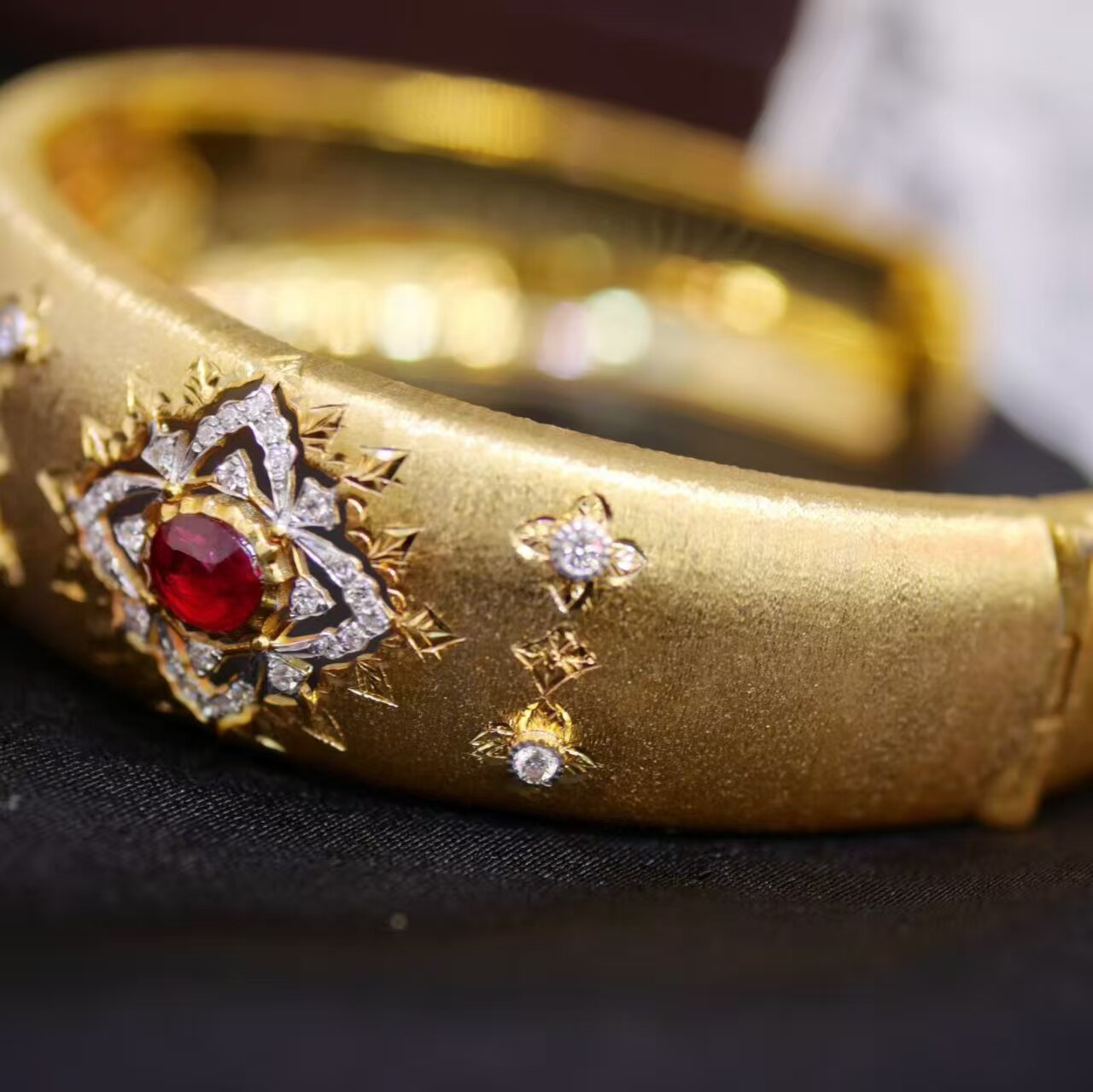 18K金钻石镶嵌 天然红宝石手镯 主石1.38克拉 布契拉提设计风