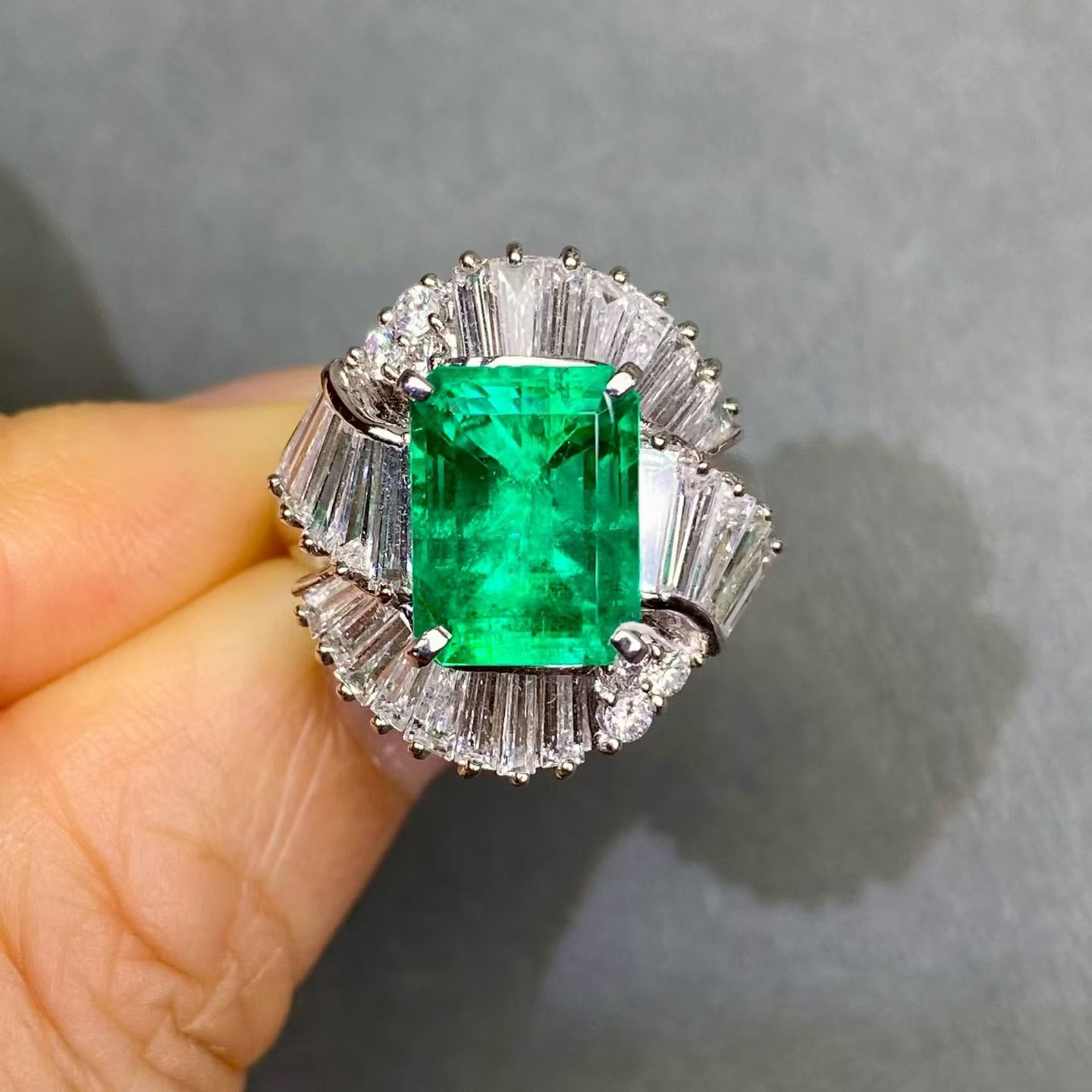 18K金钻石镶嵌 哥伦比亚木作祖母绿戒指 主石3.93克拉 干净玻璃体