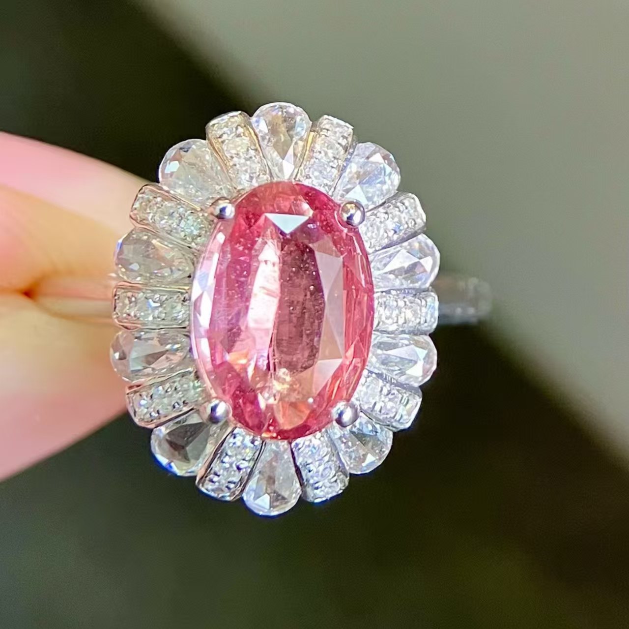 18K金钻石镶嵌 无烧帕帕拉恰戒指 主石1.89ct 晶体干净晶莹剔透