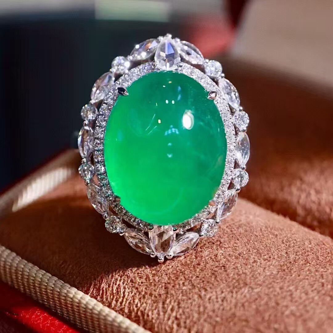18K金钻石镶嵌 天然鸽子蛋祖母绿戒指 主石10.61克拉 国际证书