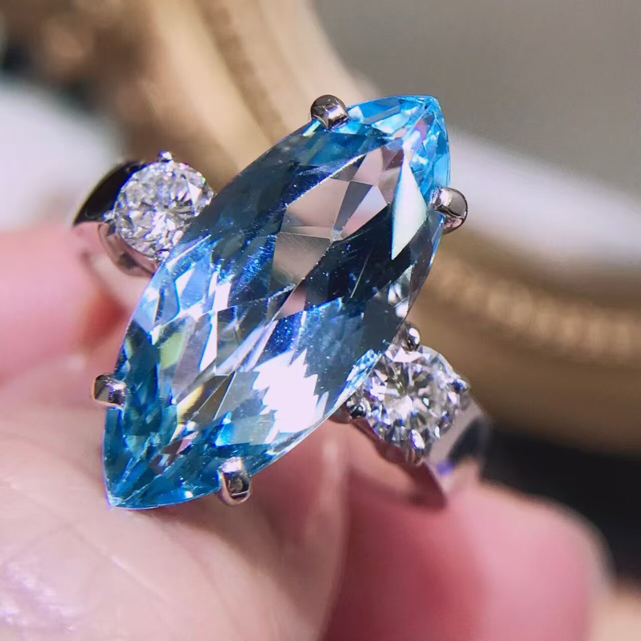 铂金钻石镶嵌 圣玛利亚海蓝宝戒指 主石4.64克拉 波光粼粼的火彩