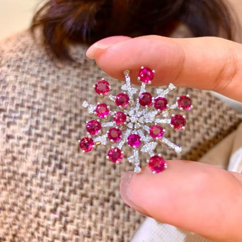 18K金钻石镶嵌 繁花系列 无烧鸽血红宝石雪花胸针 主石4克拉