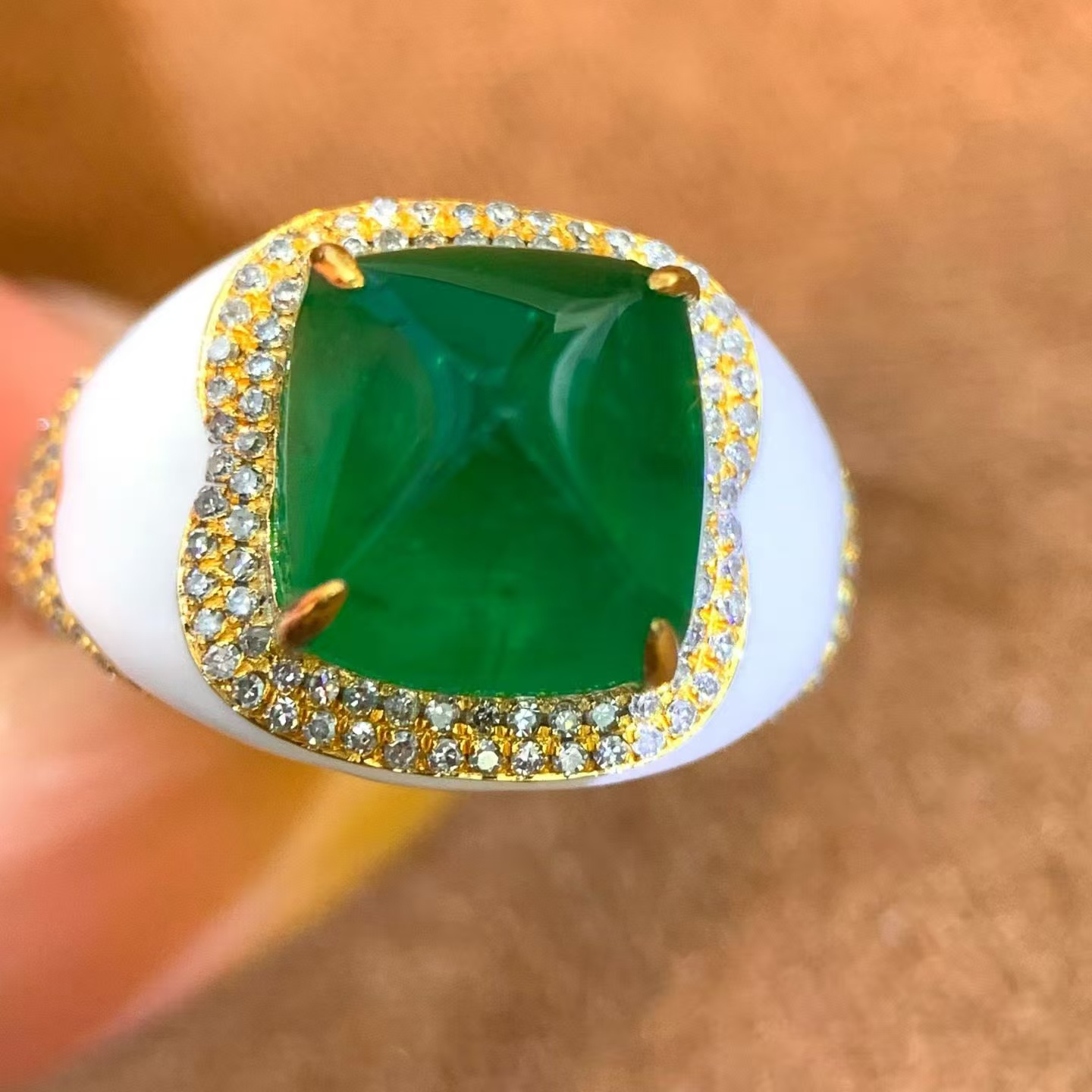 铂金钻石镶嵌5.2克拉糖塔祖母绿戒指 产地赞比亚 颜色Vivid Green