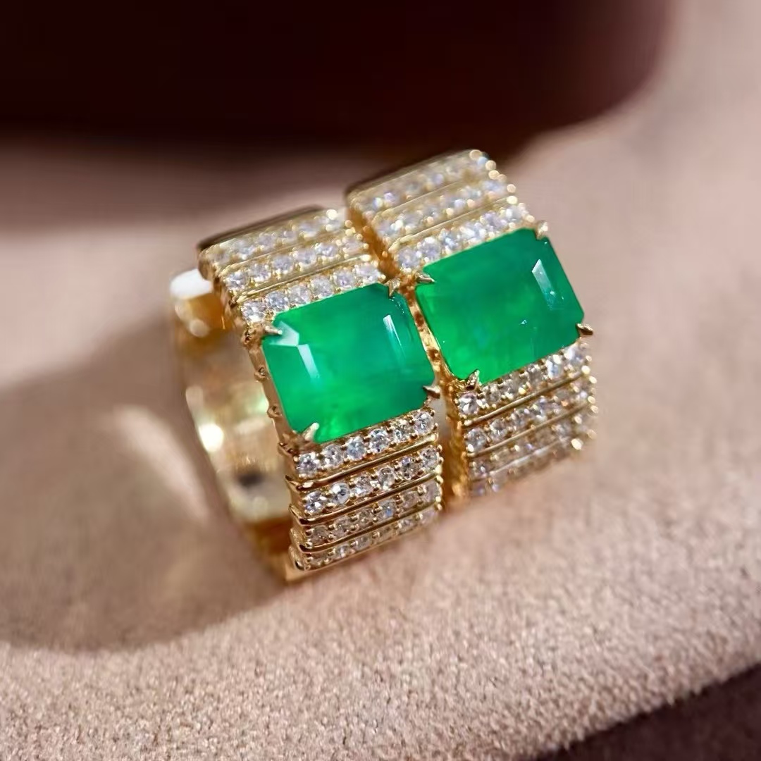 18K钻石镶嵌 天然祖母绿耳环 主石2.43克拉 简约复古佩戴更加惊艳