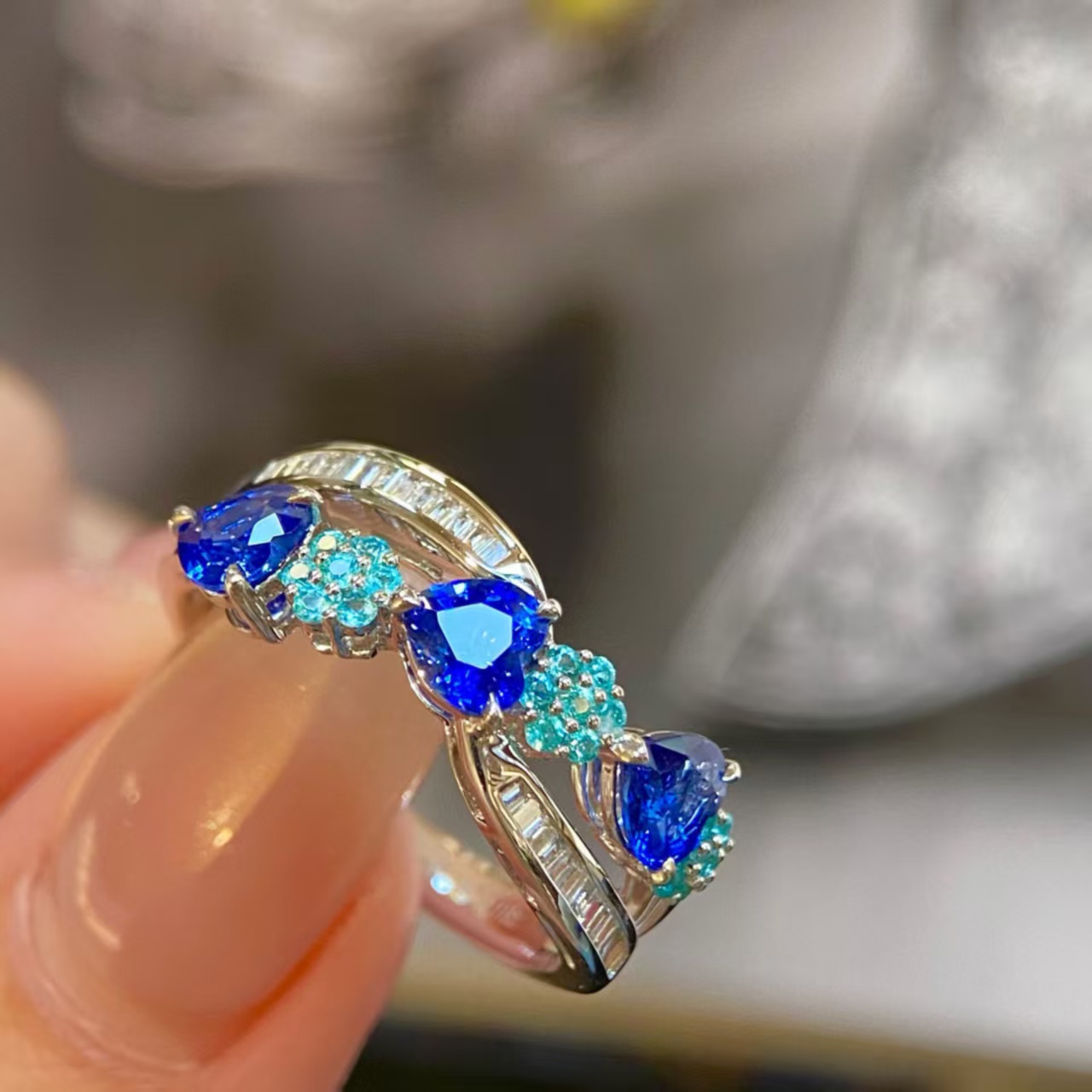 18K金钻石镶嵌 精致帕拉伊巴/蓝宝石戒指 不单调 简约的设计风格