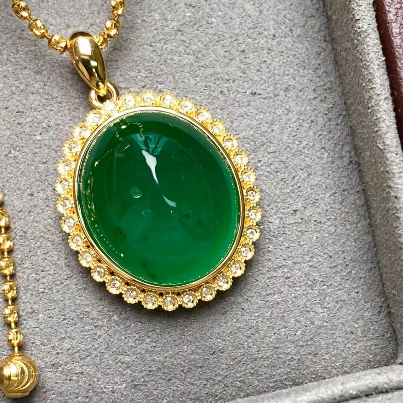 18K金钻石镶嵌 大蛋面祖母绿吊坠 主石17.56克拉 永不过时的大气
