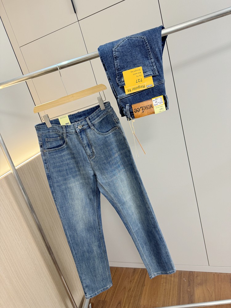 弹力小直筒百搭牛仔裤潮