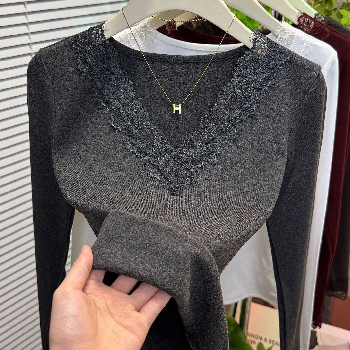 蕾丝打底衫女秋冬加绒2025新款高级感内搭修身v领正肩长袖t恤上衣,女装/女士精品,大码内搭,淘宝优惠券,粉丝福利购,淘宝优惠卷