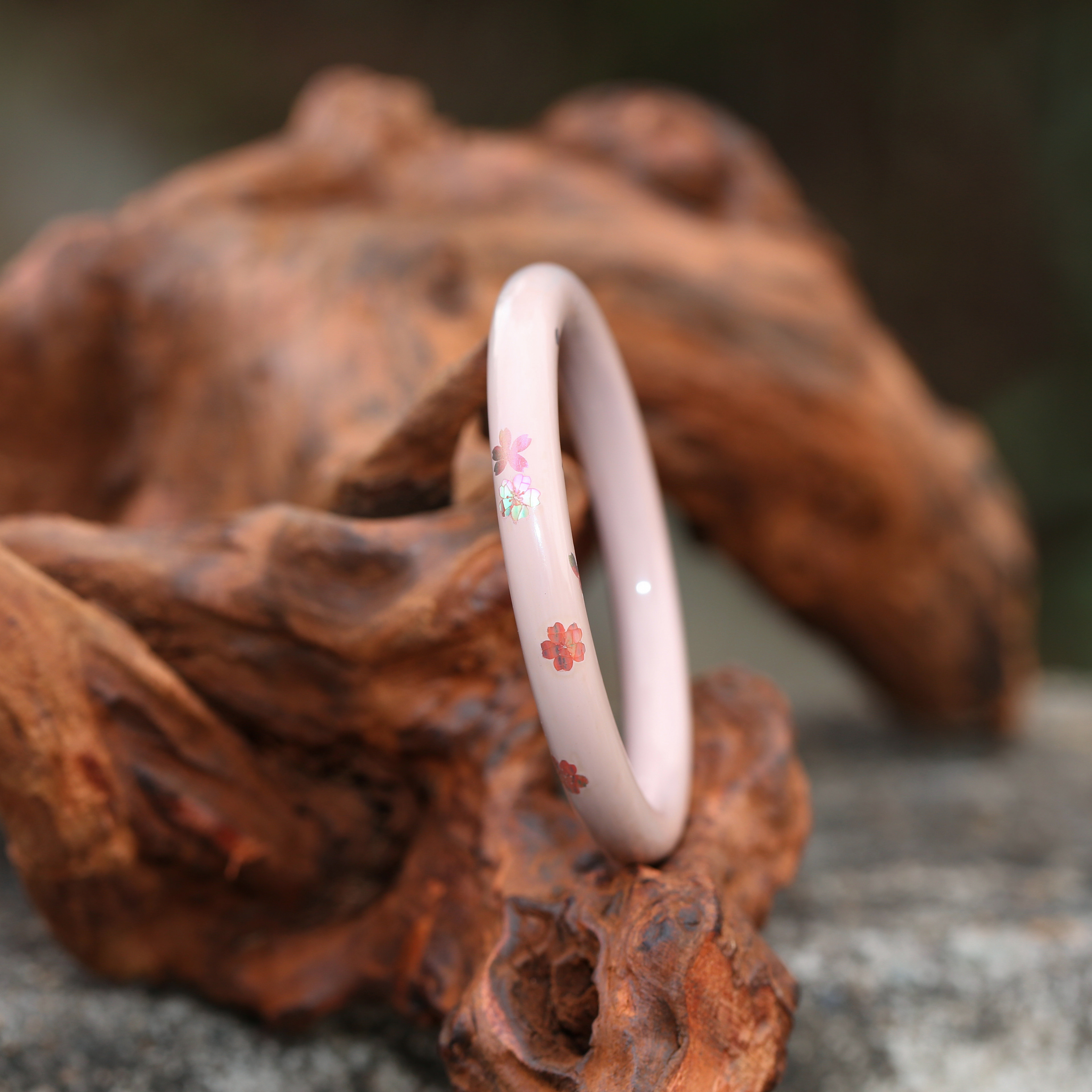 原创 非遗大漆樱花粉手镯 天然螺钿镶嵌