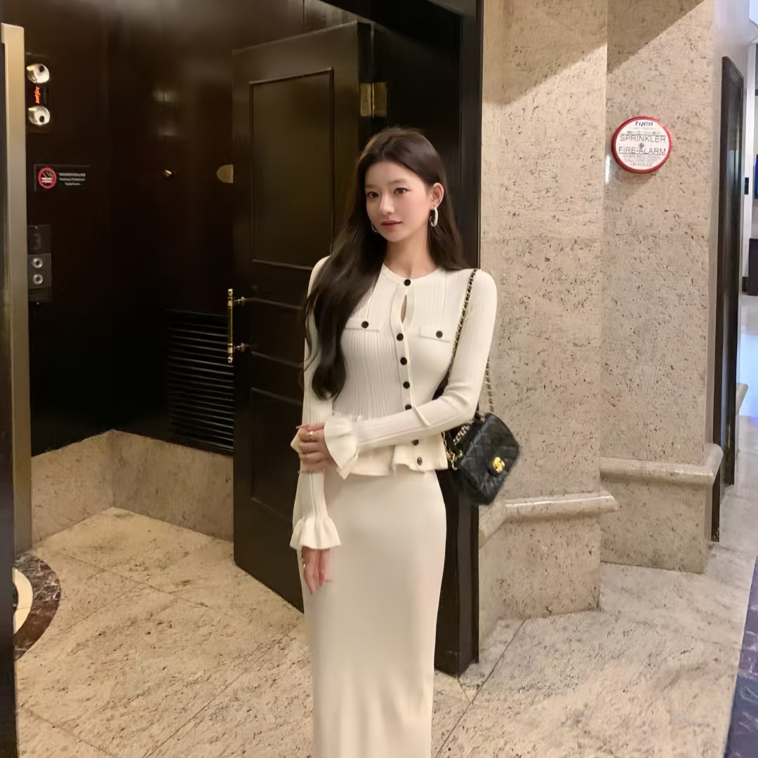 显身材荷叶边绵羊毛针织连衣裙