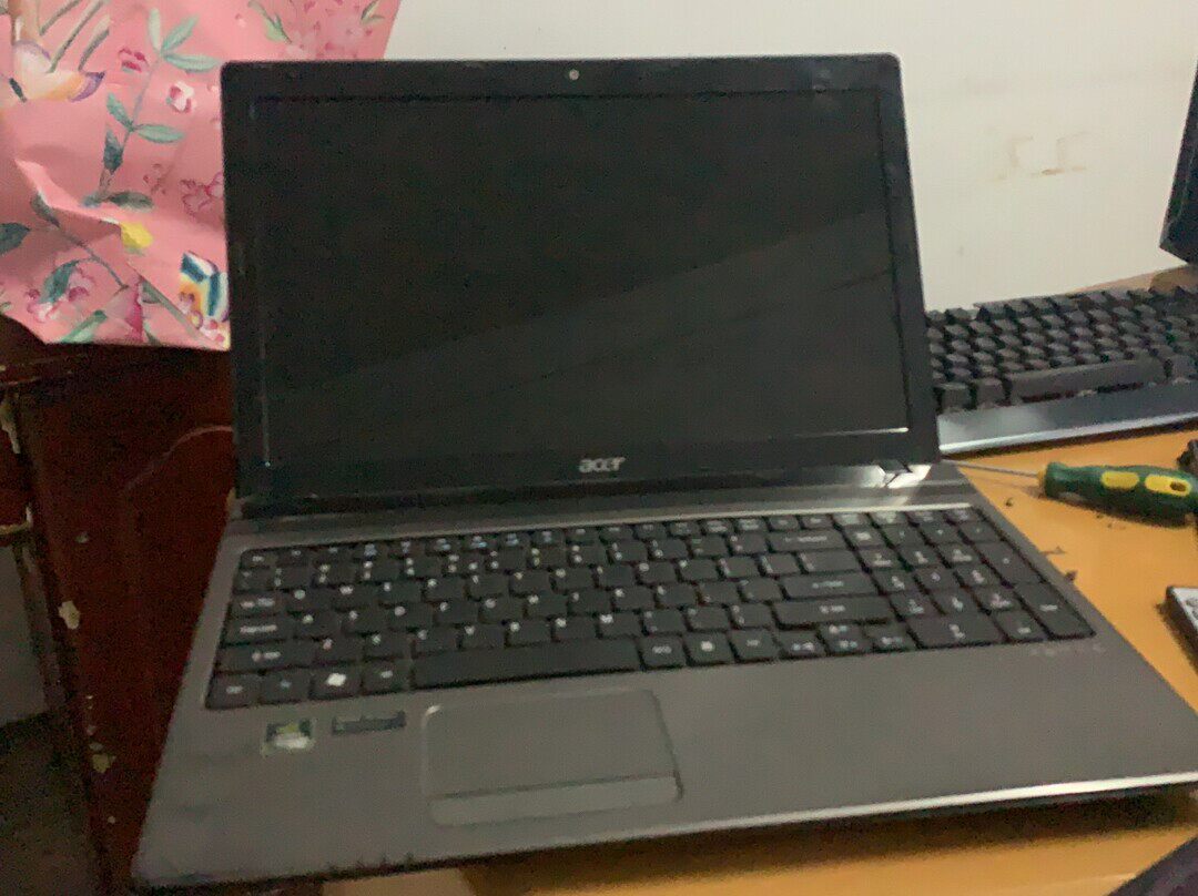 宏基acer星锐5750g 15.6寸屏幕 机器被我拆机拆坏