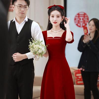 订婚小礼服平时可穿酒红色方领