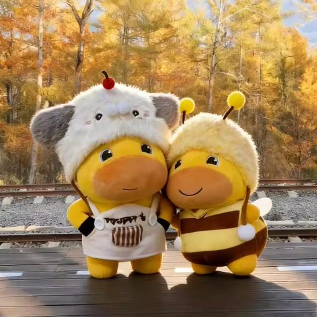 正版水豚噜噜玩偶挂件毛绒公仔车钥匙挂送礼物情侣包挂饰蜜蜂墩墩