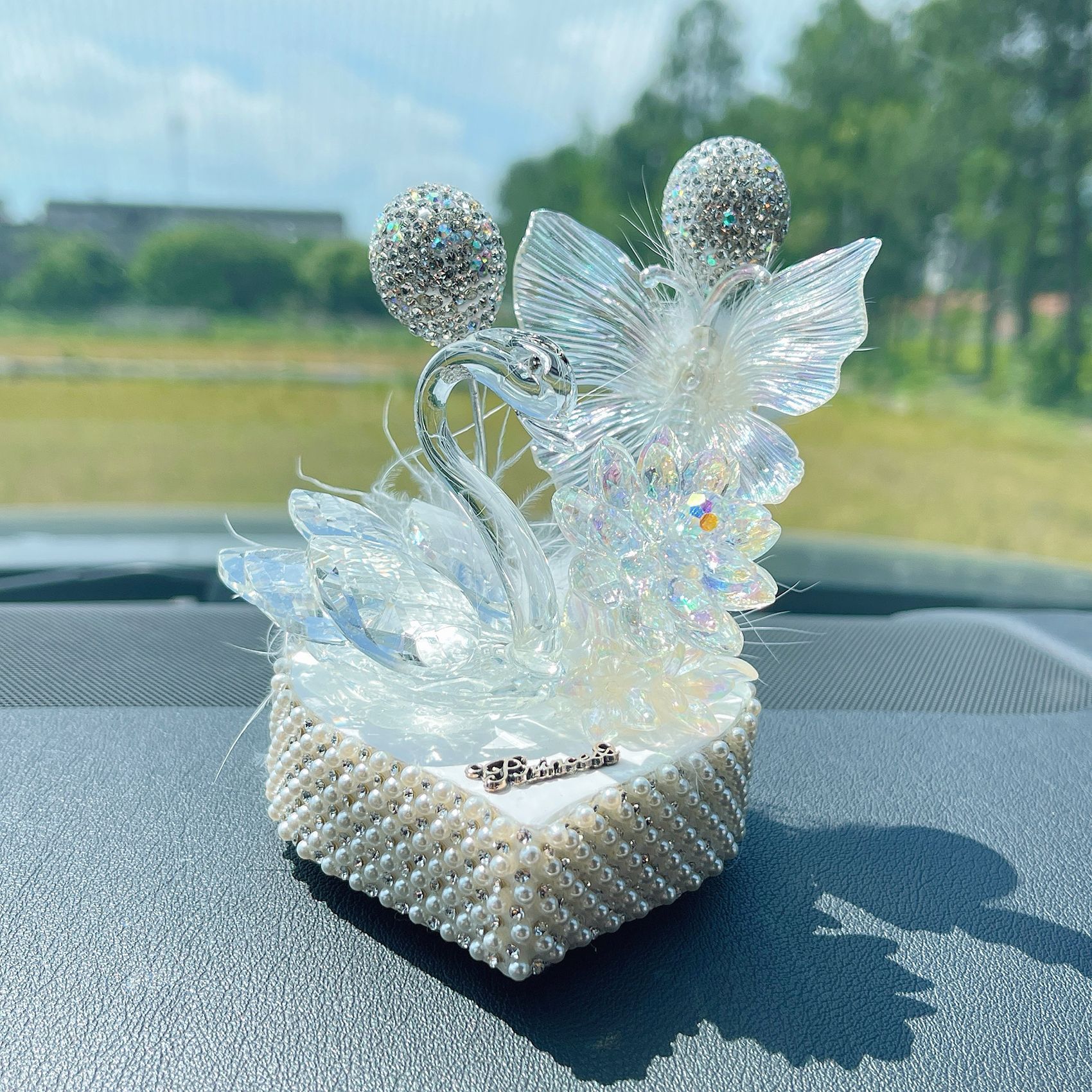 可爱蝴蝶水晶天鹅车内饰品摆件车载中控台香水座车装饰品女生