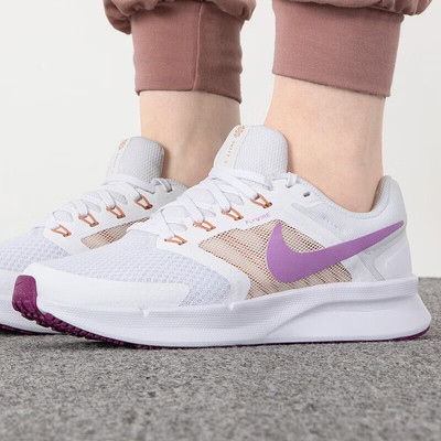 Nike耐克网面透气白色跑步鞋