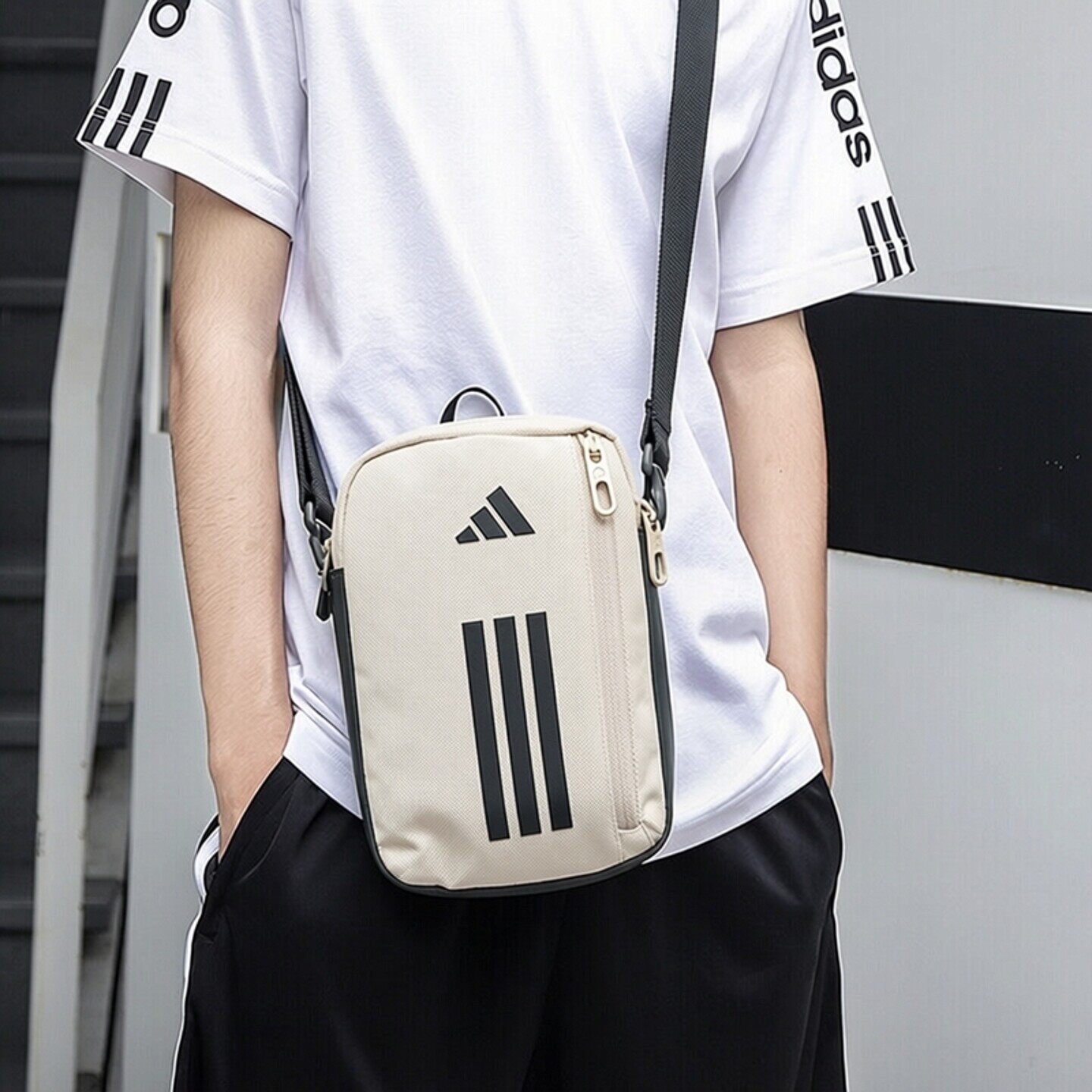adidas运动斜挎包男女小包新款户外休闲旅行通勤男士卡其色单肩包