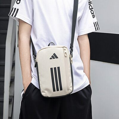 adidas运动斜挎包男女小包新款户外休闲旅行通勤男士卡其色单肩包