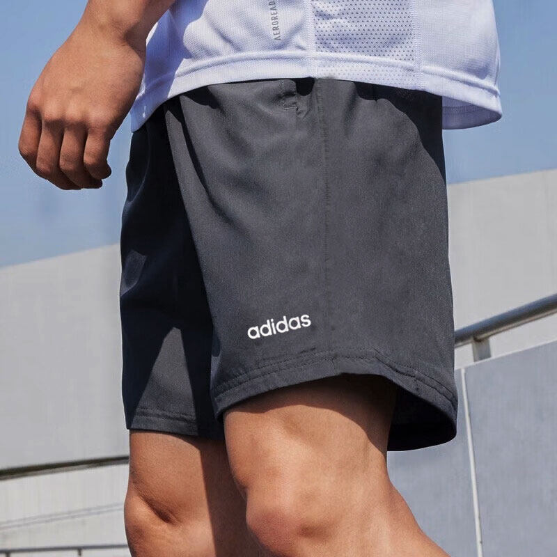 阿迪达斯灰色短裤男夏季新款梭织五分裤透气休闲健身沙滩裤DW9569
