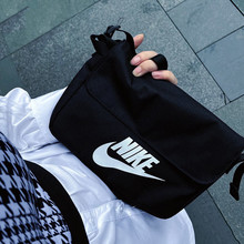 Nike耐克单肩包女包邮差包2024新款运动包休闲黑色斜挎包男CW9300