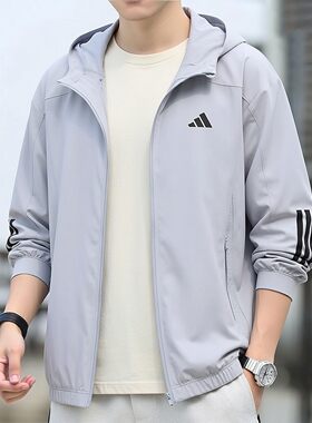 阿迪达斯春装连帽夹克男简约休闲宽松运动服户外通勤防风透气外套