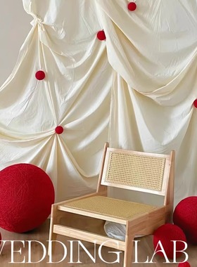 白色背景红色毛绒球装置摆饰装饰婚礼艺术装饰橱窗陈列商业美陈