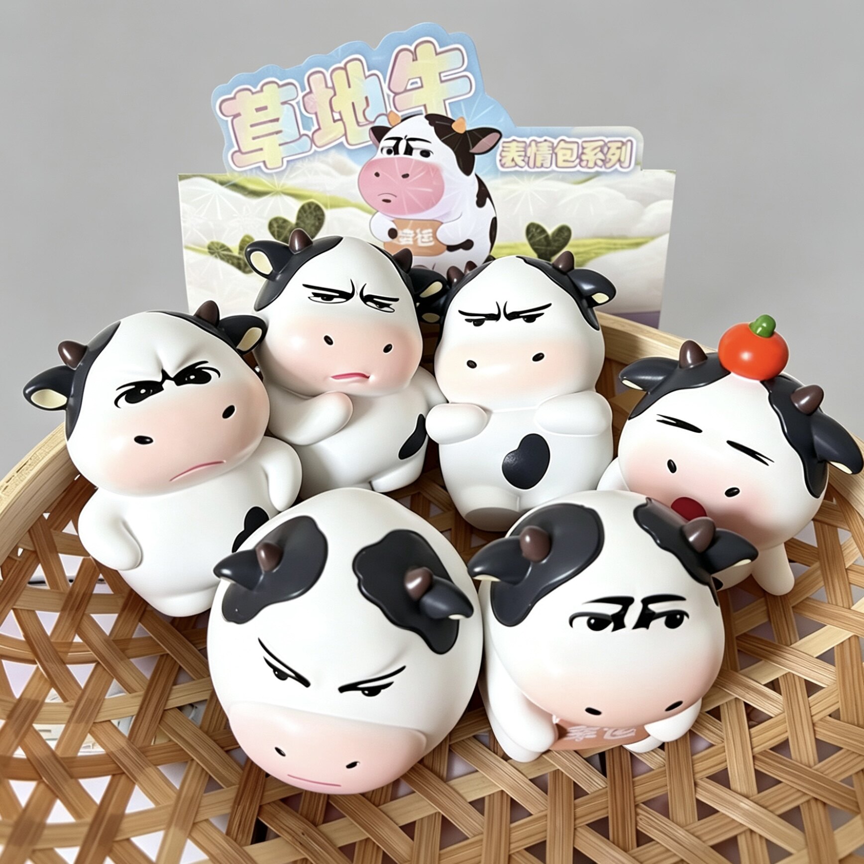 正版牛哞哞抽象草地牛盲盒小摆件桌面车载装饰品可爱小奶牛表情包