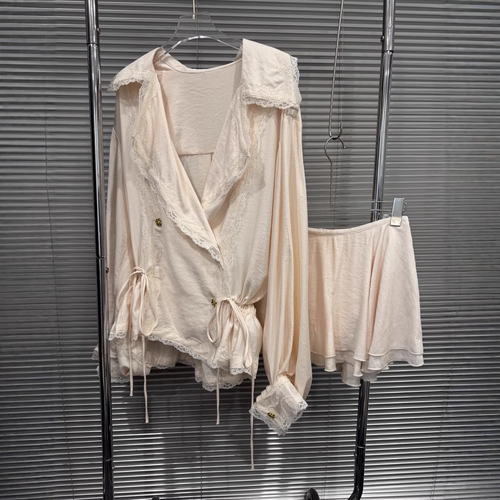 温柔风蕾丝V领气质减龄上衣短裙