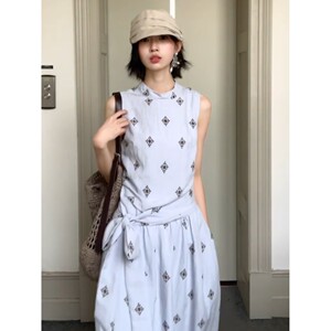 度假松弛感无袖印花连衣裙女2026夏季新款立领系带收腰大摆长裙子