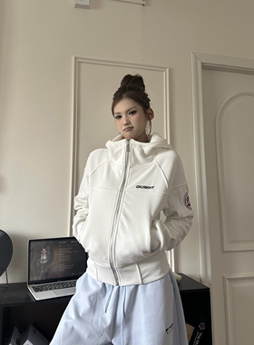 DHSS美式复古徽章刺绣短款加绒连帽卫衣女宽松春季收腰开衫外套