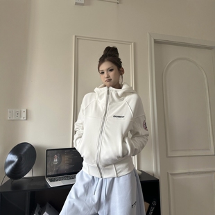 DHSS美式复古徽章刺绣短款加绒连帽卫衣女宽松春季收腰开衫外套