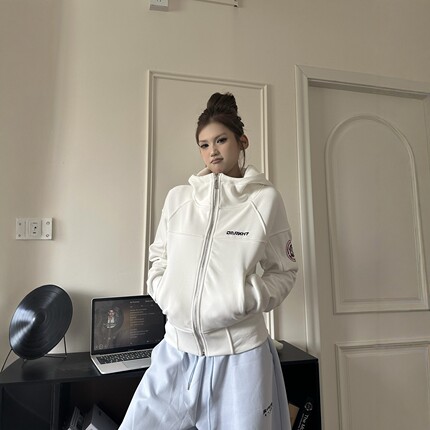 DHSS美式复古徽章刺绣短款加绒连帽卫衣女宽松春季收腰开衫外套