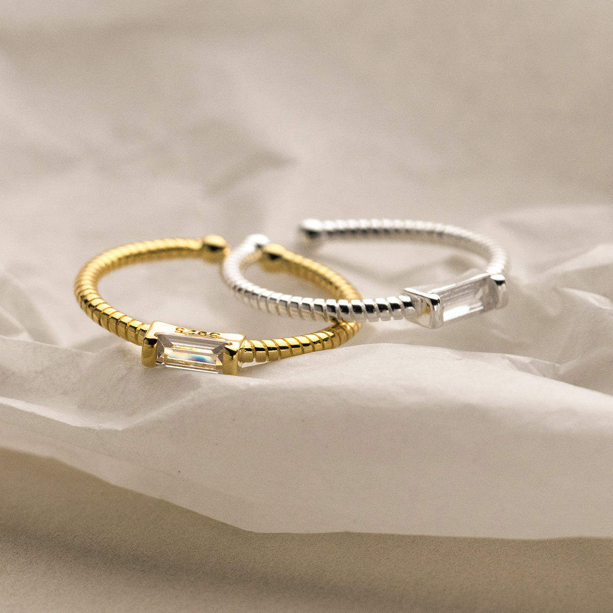 新款欧美简约超闪方钻戒指个性百搭麻花条纹设计甜美气质锆石轻奢