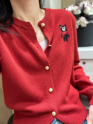 2024早春新款100%纯羊毛小熊刺绣女款针织开衫小圆领百搭红色外套