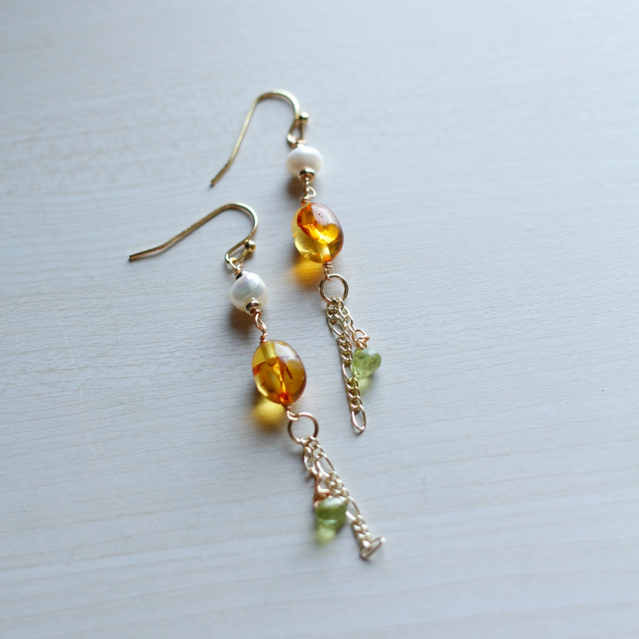 设计感天然金琥珀花珀8月诞生辰石橄榄石珍珠14k包金招财耳环耳夹