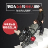 Поднимая лестницу по инвалидным коляскам Старик Старик Умный вверх и вниз по лестнице скалолаза