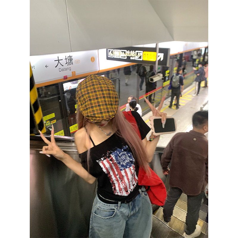 NECOYEP美式复古设计感旗帜印花短袖T恤夏季女辣妹斜肩显瘦上衣